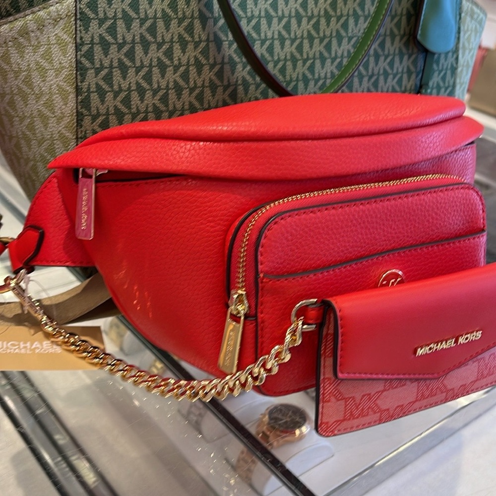 MICHAEL KORS
Maisie Large Pebbled Leather 2-in-1 Sling Pack
Dark Sangria 
NWT - Picture 4 of 16